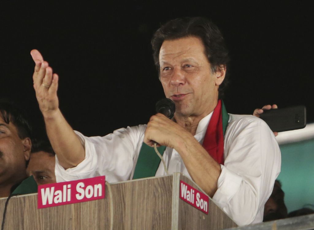 Dalam arisp foto pada 18 Juli 2018, politisi Pakistan, Imran Khan, yang juga pemimpin partai Pakistan Tehreek-e-Insaf, berpidato di depan pendukungnya saat kampanye pemilu di Lahore, Pakistan. 