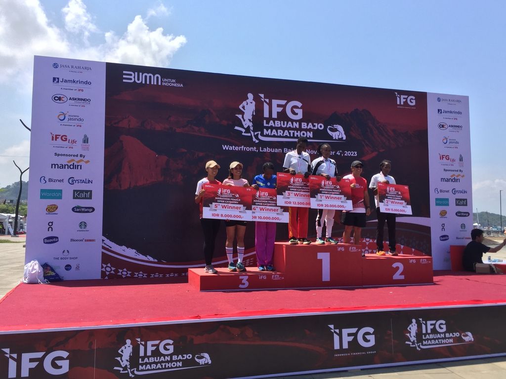 Para pemenang kategori maraton (42,195 kilometer) putri di IFG (Indonesia Financial Group) Labuan Bajo Marathon, Sabtu (4/11/2023), di Manggarai Barat, Pulau Flores, NTT.