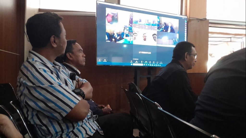 Pengunjung sidang memerhatikan monitor yang menampilkan proses persidangan kasus <i>robot trading</i> dengan terdakwa Wahyu Kenzo dan kawan-kawan di Pengadilan Negeri Malang, Jawa Timur, Rabu (6/9/2023)