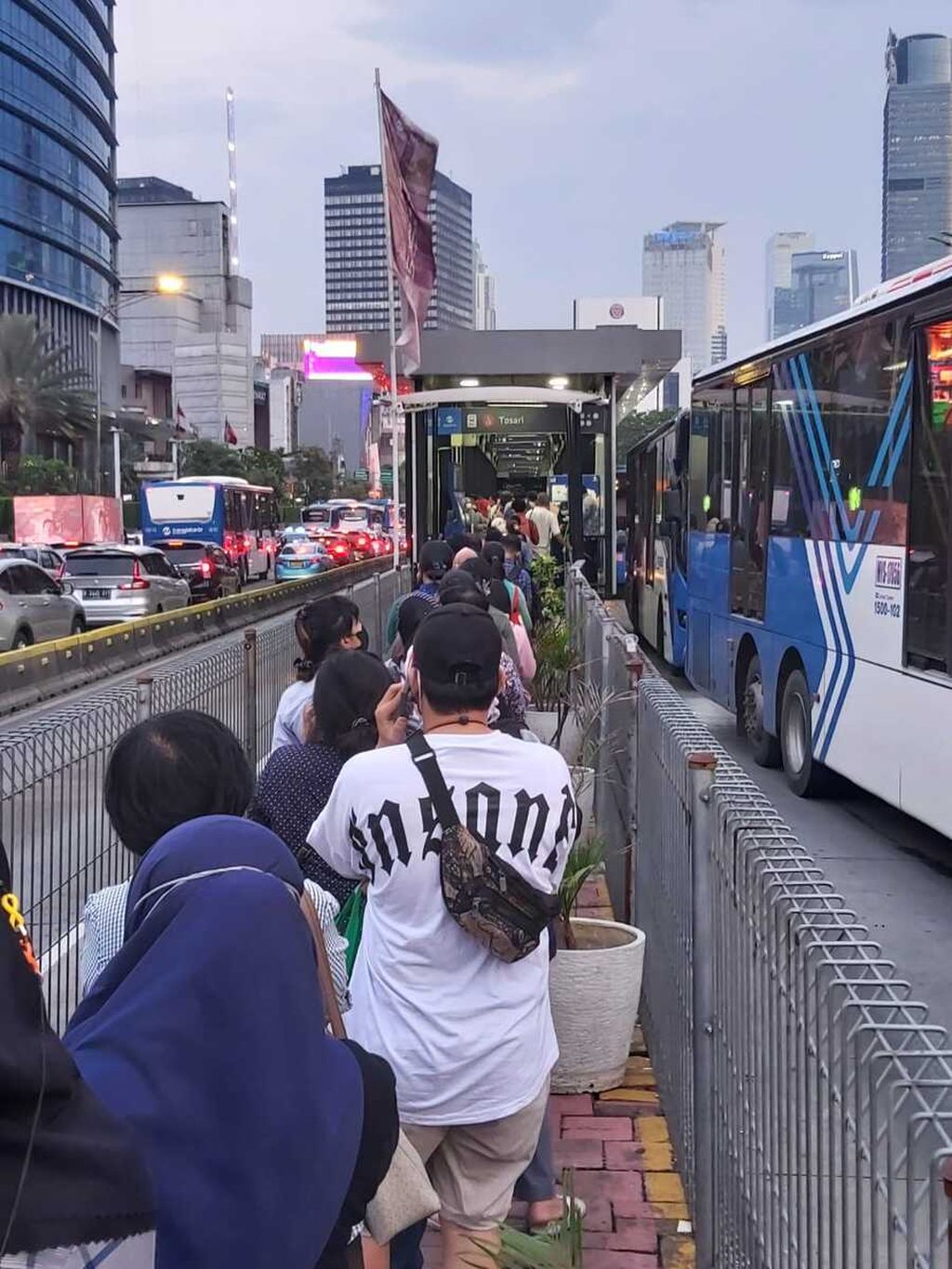  PT Jaklingko Indonesia dan PT Transportasi Jakarta menerapkan kebijakan baru bertransportasi, yaitu satu kartu satu penumpang dan penumpang wajib menempelkan di perangkat pembaca saat masuk-keluar halte (<i>tap in</i> <i>an tap out)</i>. Kebijakan yang minim sosialisasi itu menyulitkan penumpang dan memunculkan antrean seperti di Halte Tosari, Jakarta Pusat, Rabu (5/10/2022) petang.