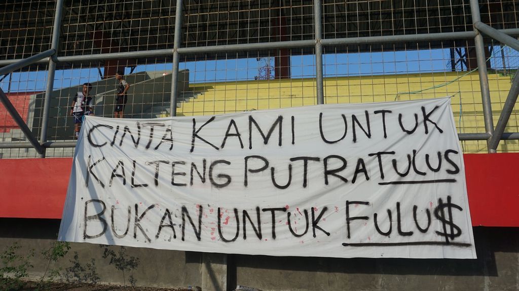 Salah satu spanduk yang dipasang suporter Kalteng Putra untuk menyemangati timnya sekaligus kritikan di Stadion Tuah Pahoe, Kota Palangkaraya, Kalteng, Kamis (5/12/2019).