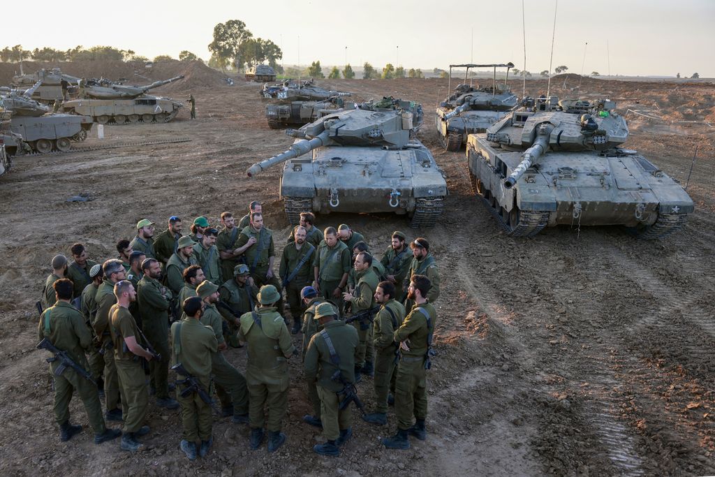 Tentara Israel yang dikerahkan di perbatasan selatan dengan Jalur Gaza pada 29 November 2023 berkumpul untuk pengarahan. 