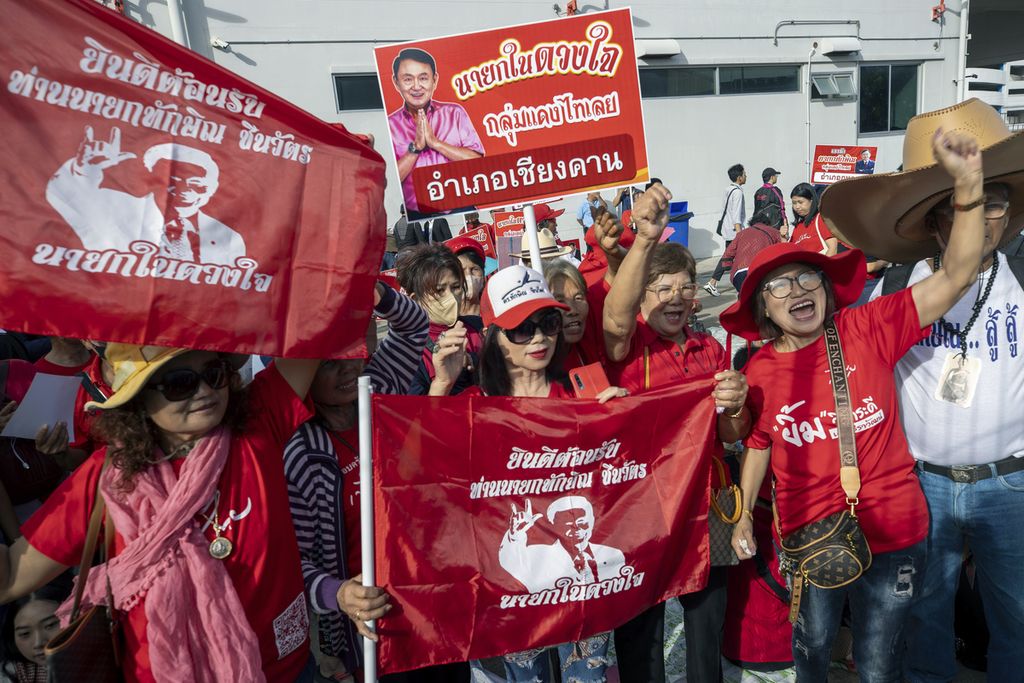 Para pendukung mantan PM Thaksin Shinawatra menanti kedatangannya di Bandara Internasional Don Mueang Bangkok, Thailand, Selasa (22/8/2023). 