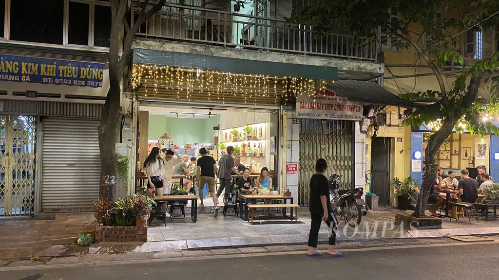Kedai Banh Mi 25 di kawasan Old Quarter, Hanoi, Vietnam, Sabtu, (14/5/2022). Banh mi merupakan salah satu makanan khas Vietnam yang punya pengaruh dari Perancis. Banh mi berupa roti baguette dengan isian sayur dan daging.
