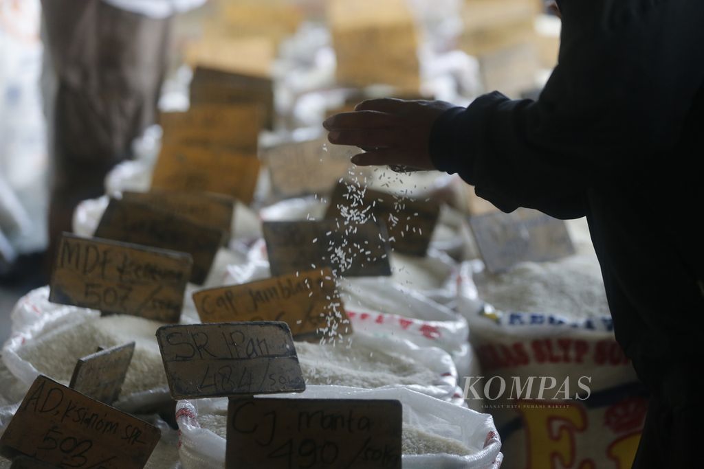 Calon pembeli mengecek kualitas jenis beras di Pasar Induk Beras Cipinang, Jakarta Timur, Senin (3/10/2022). 