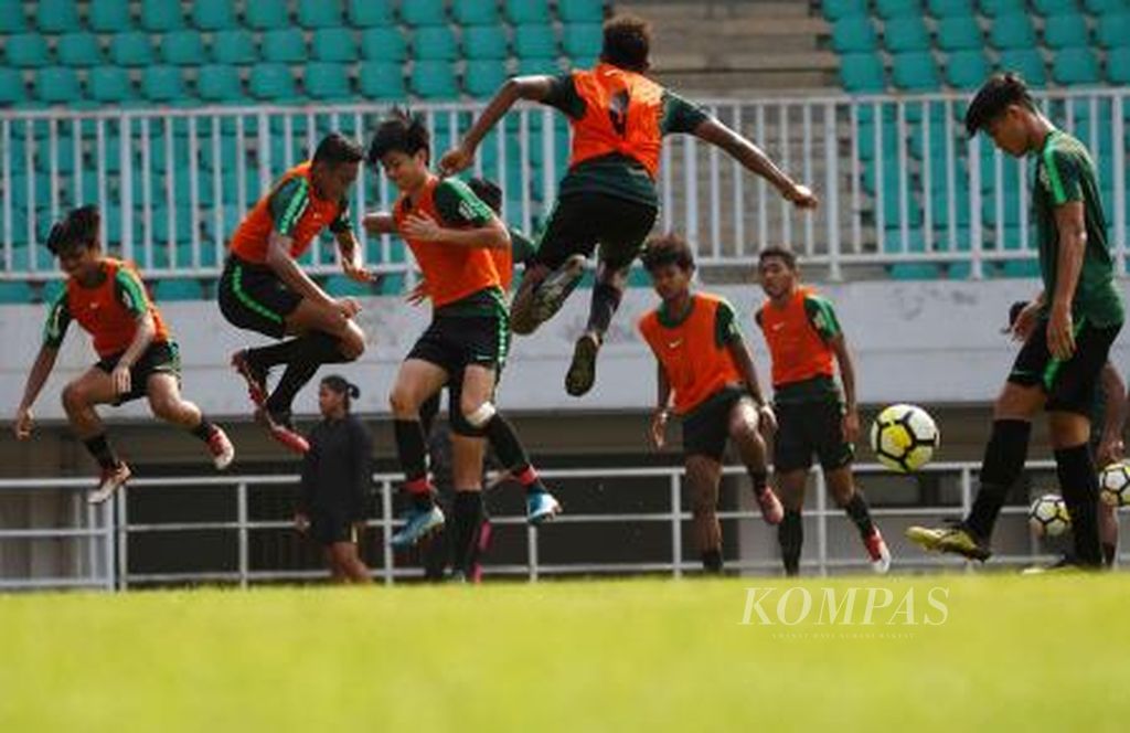 Pemain tim Indonesia U-19 mengikuti sesi penguatan tumpuan kaki saat berlatih di Stadion Pakansari, Cibinong, Bogor, Jumat (25/10/2019). Tim ini terus mematangkan persiapan untuk menghadapi laga Grup K Kualifikasi Piala Asia U-19 2020 yang akan berlangsung di Stadion Madya, Senayan, Jakarta, 6-10 November 2019. Para pemain usia muda asuhan pelatih Fakhri Husaini ini juga diproyeksikan menjadi skuad inti tim Indonesia saat menjadi tuan rumah Piala Dunia U-20 2021.