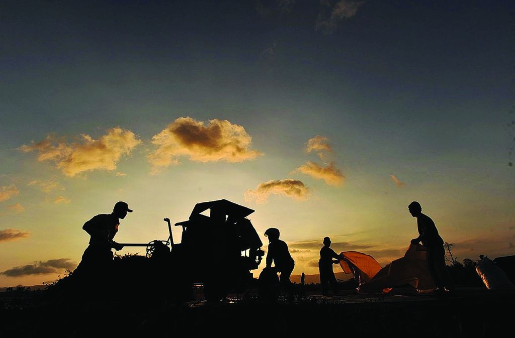 Para petani merontokkan kedelai hasil panen menggunakan mesin penggiling di Dusun Sedayu, Desa Kembang, Kabupaten Pacitan, Jawa Timur, Selasa (6/9/2011).