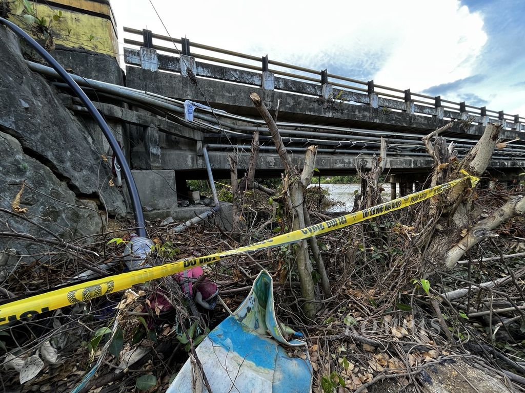 Garis polisi masih terpasang di kolong jembatan Triping, Kendari, Sulawesi Tenggara, Selasa (1/11/2022). Sehari sebelumnya, seorang pria meninggal di kolong jembatan yang ramai kendaraan ini. Terjadi beberapa kasus kematian dalam kesendirian baik dalam kamar maupun tempat tinggal di wilayah ini beberapa waktu terakhir.