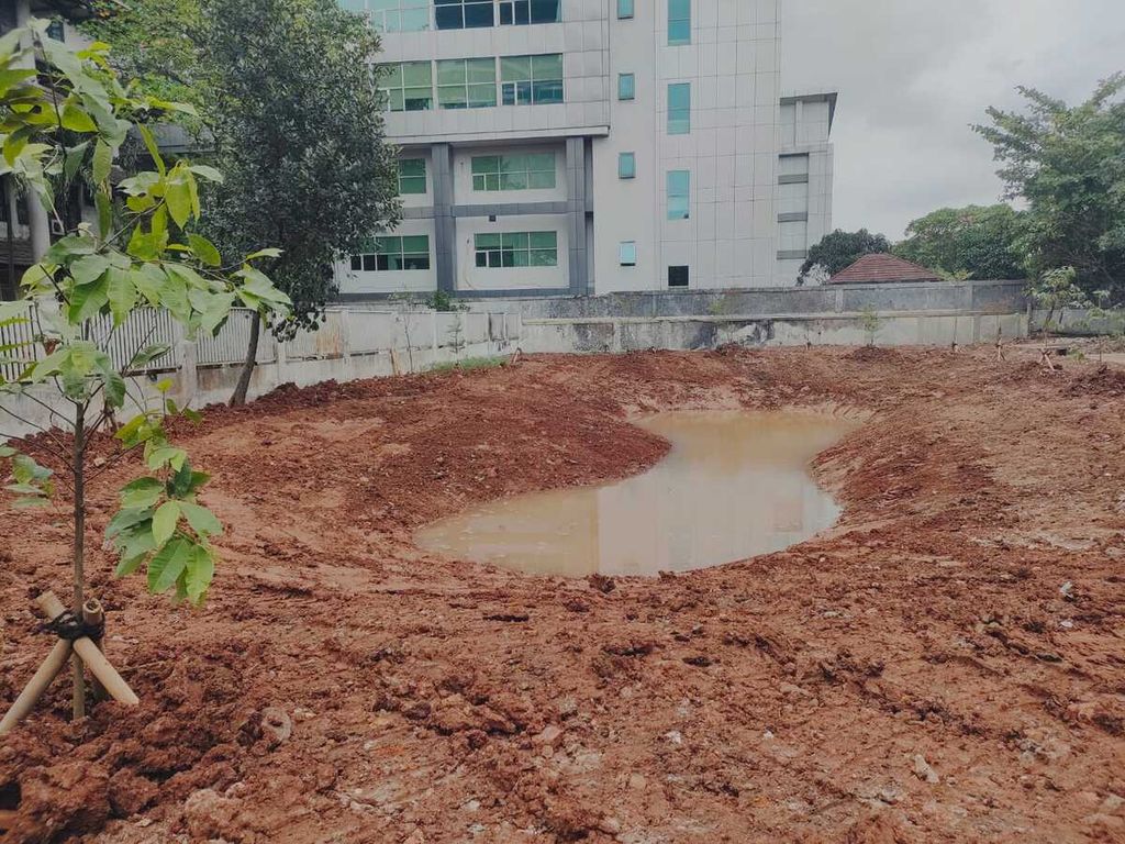 Pembangunan embung atau tampungan air di Kecamatan Cempaka Putih, Jakarta Pusat, Selasa (31/1/2022).