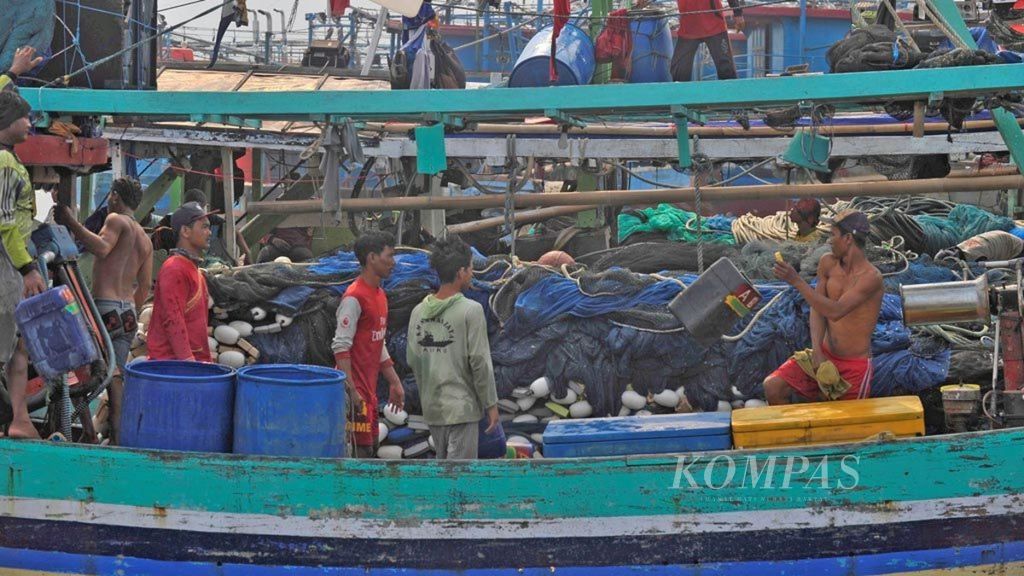 Nelayan bersiap untuk melaut di Pelabuhan Perikanan Muara Angke, Jakarta, Kamis (18/10/2018). Penataan penangkapan ikan dan pengaturan pengolahan industri perikanan yang akan menjaga pertumbuhan potensi perikanan nasional.