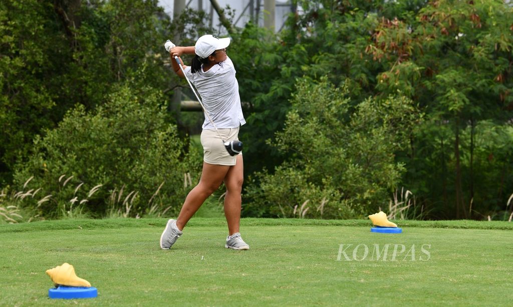 Salah seorang peserta melepaskan pukulan di <i>hole</i> 01 dalam turnamen PRO-AM CEO Golf Hub di Damai Indah Golf PIK Course, Jakarta Utara, Selasa (30/1/2024).