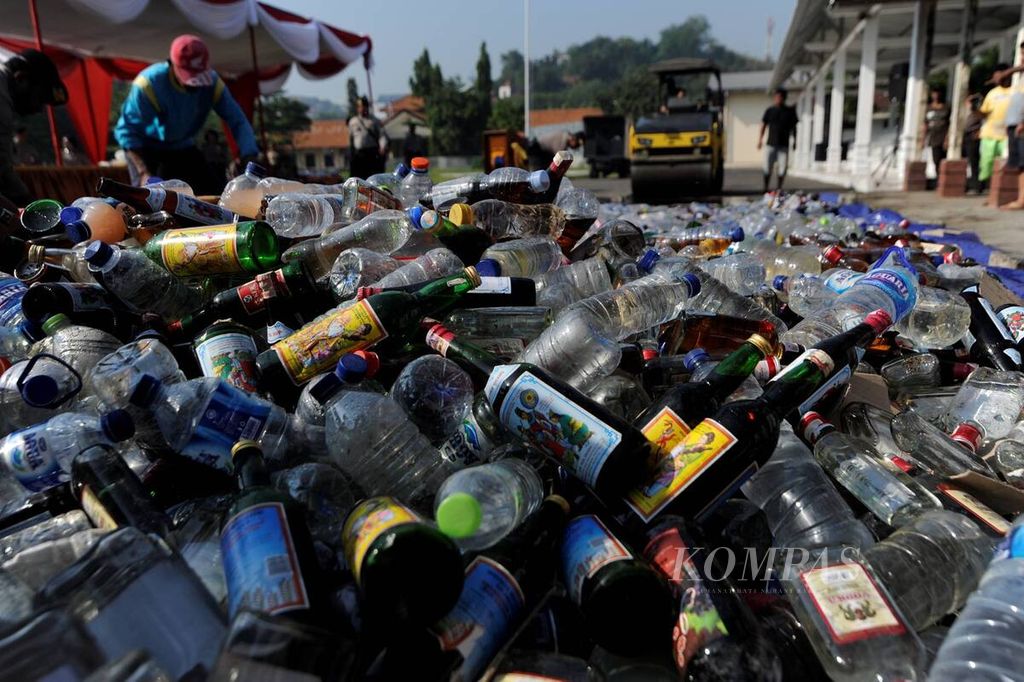 Polisi Resor Kota Besar Semarang memusnahkan ribuan botol berisi minuman keras berbagai merek di Kantor Polrestabes Kota Semarang, Jawa Tengah, Jumat (26/5/2017).