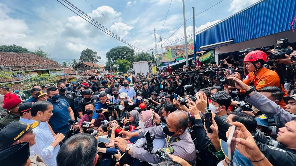 Presiden Joko Widodo memberikan keterangan pers seusai menjenguk korban terdampak bencana gempa di Kecamatan Cugenang, Cianjur, Jawa Barat pada Kamis (24/11/2022)