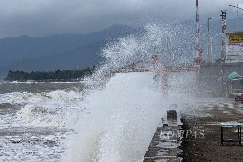 A high wave hit the area of Ampenan Beach, Mataram City, West Nusa Tenggara on Wednesday (13/3/2024). The Meteorology, Climatology, and Geophysics Agency's Zainudin Abdul Madjid Meteorology Station is urging the public to be aware of the potential for extreme weather, such as heavy rain accompanied by thunderstorms and strong winds, as well as high waves in NTB during the period of March 10-16, 2024.