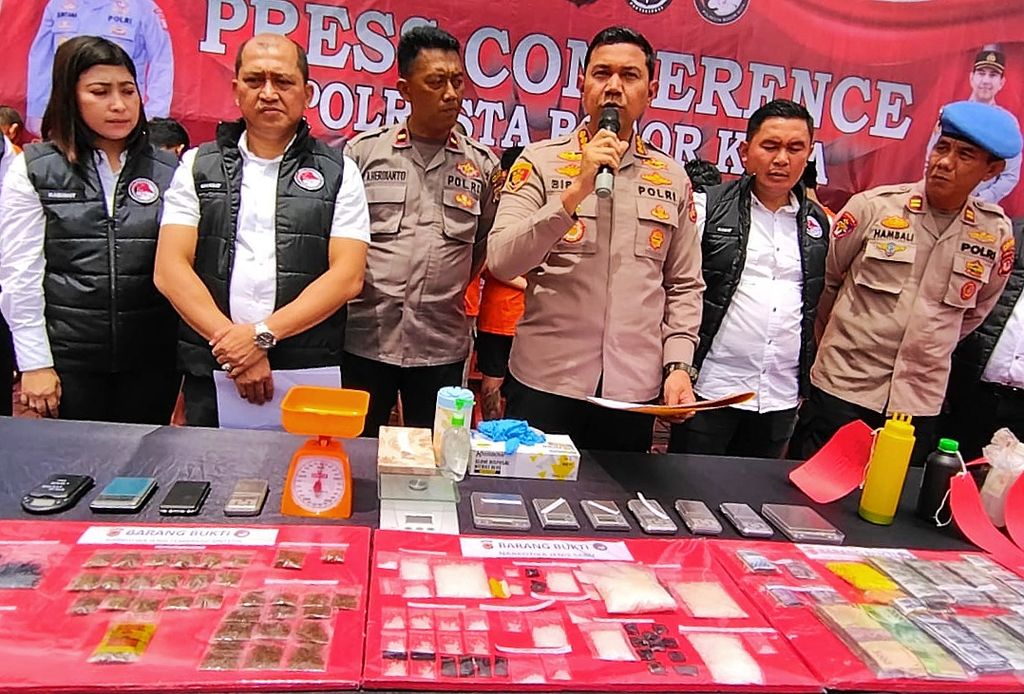 Kepala Kepolisian Resor Kota Bogor Komisaris Besar Bismo Teguh Prakoso bersama tim Satuan Reserse Narkoba dalam pengungkapan kasus tindak pidana narkotika di Kota Bogor, Jawa Barat, Selasa (7/2/2023).