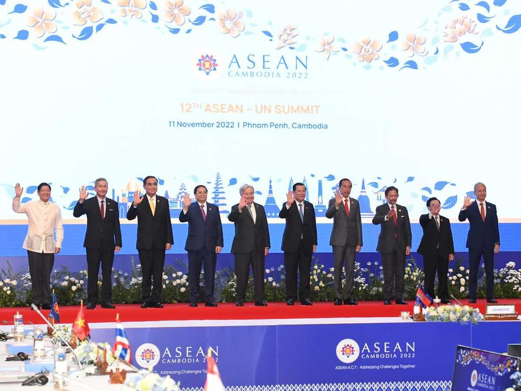 Presiden Joko Widodo berharap PBB bisa berkomunikasi lebih kuat dengan para menteri luar negeri ASEAN. Hal ini disampaikan dalam KTT ASEAN-China di Phnom Penh, Kamboja, Jumat (11/11/2022).