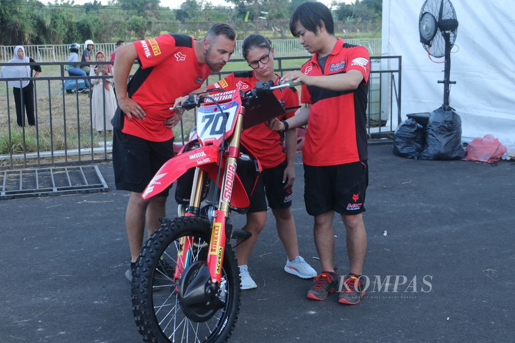 Para mekanik tim HRC menyiapkan motor pebalap mereka, Ruben Fernandez. di paddock Sirkuit Selaparang, Mataram, Nusa Tenggara Barat, Kamis (29/6/2023), menjelang balapan Kejuaraan Dunia Motokros (MXGP) seri Lombok pada 1-2 Juli. 