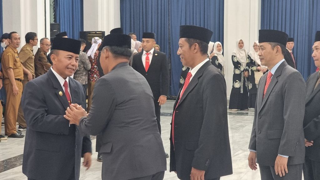 Sekretaris Daerah Jawa Barat Herman Suryatman (kiri) menyambut ucapan selamat dari para undangan dalam pelantikannya di Gedung Sate, Kota Bandung, Jawa Barat, Senin (1/4/2024).