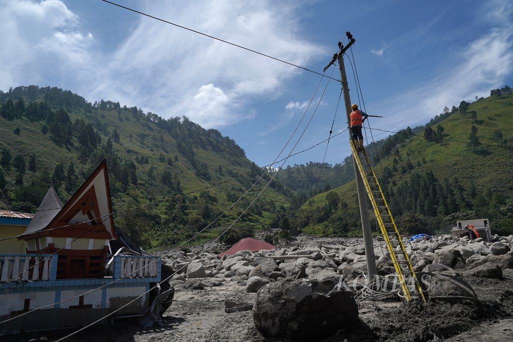 Petugas PLN dalam pemulihan jaringan listrik yang terdampak banjir bandang di Desa Simangulampe, Kecamatan Baktiraja, Kabupaten Humbang Hasundutan, Sumatera Utara, Selasa (5/12/2023). 