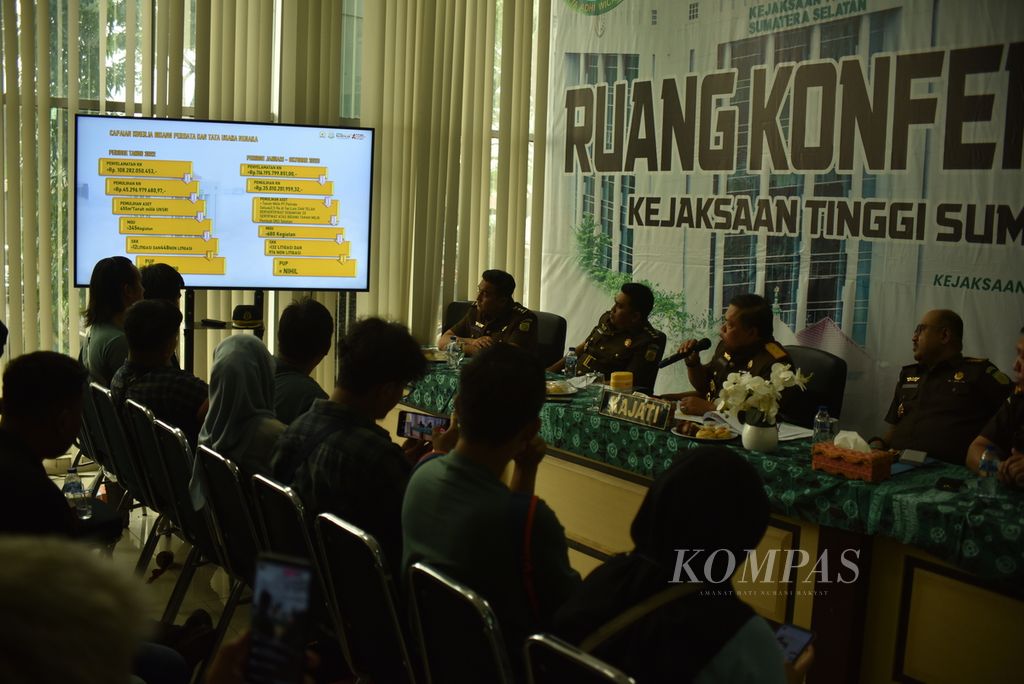 Kepala Kejaksaan Tinggi Sumatera Selatan Sarjono Turin mengungkap perkembangan sejumlah kasus dugaan korupsi dalam konferensi pers di Palembang, Senin (30/10/2023). 