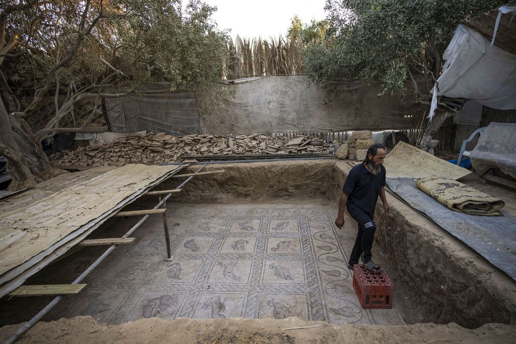 Seorang warga Palestina memeriksa lantai mosaik era Bizantium yang ditemukan oleh seorang petani setempat di Bureij, Jalur Gaza tengah, 5 September 2022. 