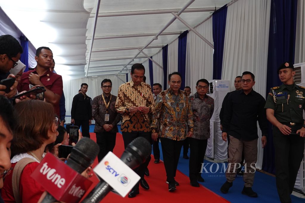 Presiden Joko Widodo memberikan keterangan pers setelah meresmikan Indonesia Digital Test House (IDTH) di Balai Besar Pengujian Perangkat Telekomunikasi Depok, Jawa Barat, Selasa (7/5/2024).
