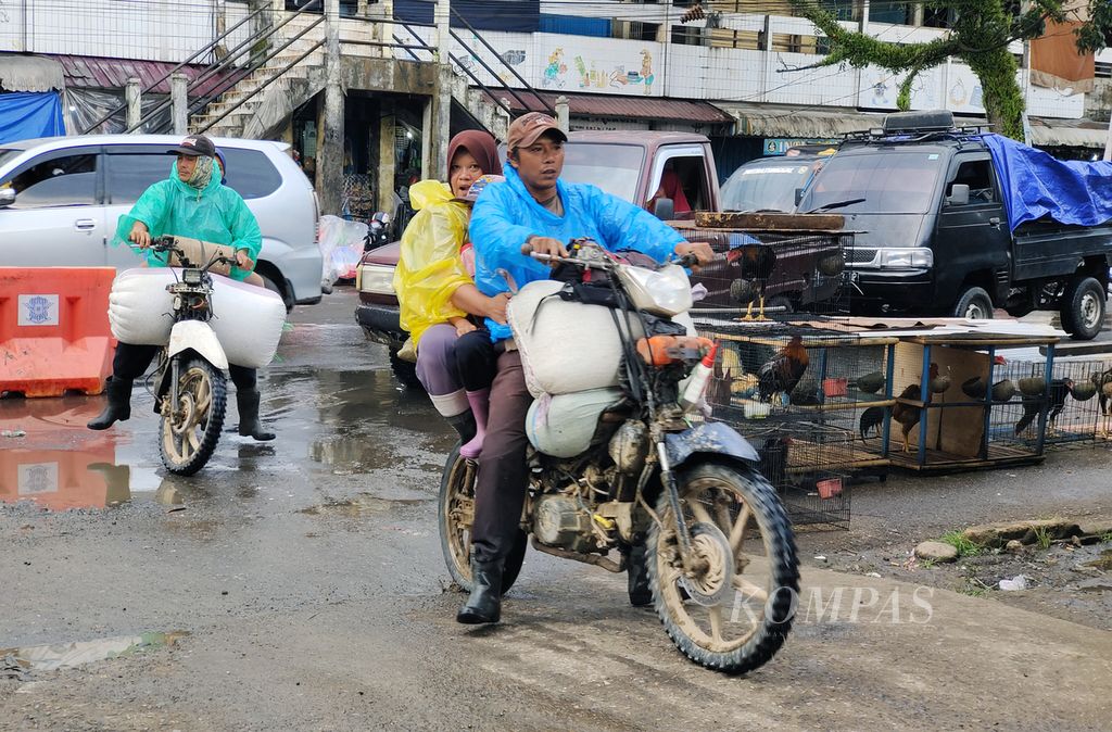 Petani membawa biji kopi kering untuk dijual ke Gudang Kopi Tomo, Pagaralam Selatan, Pagaralam, Rabu (3/7/2024). Tingginya harga kopi membuat petani antusias memanen dan menjual kopi.