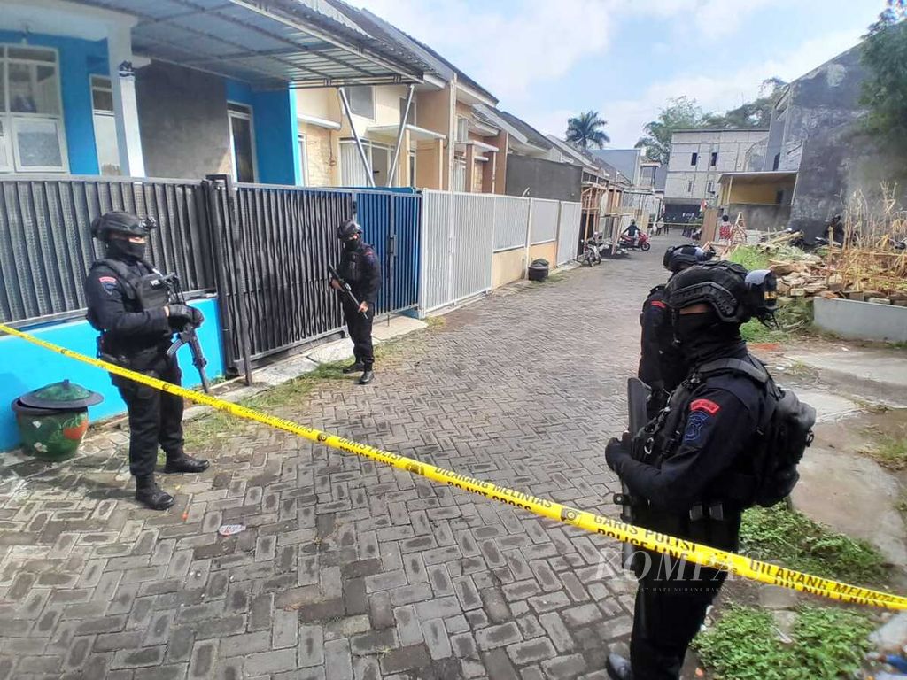 Personel dari Satuan Gegana Polri dengan senjata lengkap sudah tiba di lokasi penangkapan terduga teroris di Kota Batu, Jawa Timur, Kamis (1/8/2024).