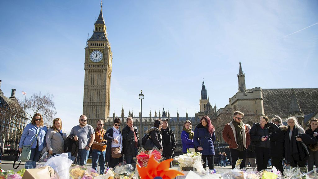 Warga London   berkumpul di lokasi peringatan serangan di Alun-alun Parlemen, London, Minggu (26/3). Ratusan karangan bunga diletakkan di lokasi peringatan untuk mengenang korban serangan di Westminster pada Rabu pekan lalu. Khalid Masood membunuh empat orang dan mengakibatkan puluhan orang lainnya mengalami cedera parah.