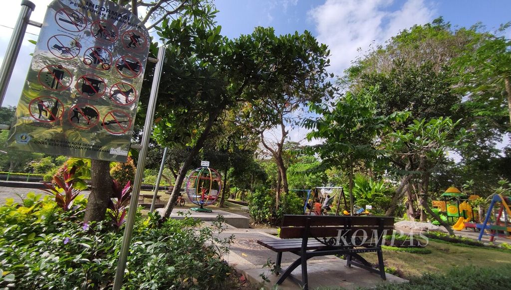 Taman Kota Sewaka Dharma, Dauh Puri Kaja, Denpasar Utara, Selasa (26/7/2022), memiliki wahana permainan anak. Taman kota kerap didatangi warga Kota Denpasar untuk berekreasi ataupun berolahraga.