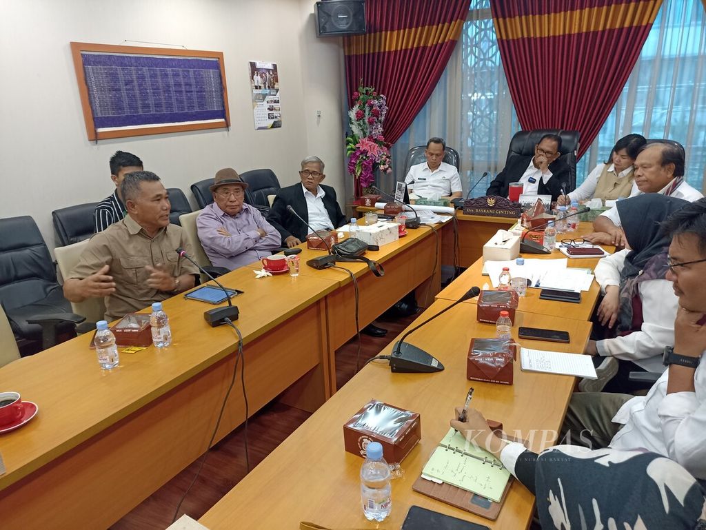 Ketua Dewan Perwakilan Rakyat Daerah Sumatera Utara Baskami Ginting (kelima dari kiri) menerima audiensi para pegiat Geopark Kaldera Toba, di Medan, Rabu (25/10/2023). 