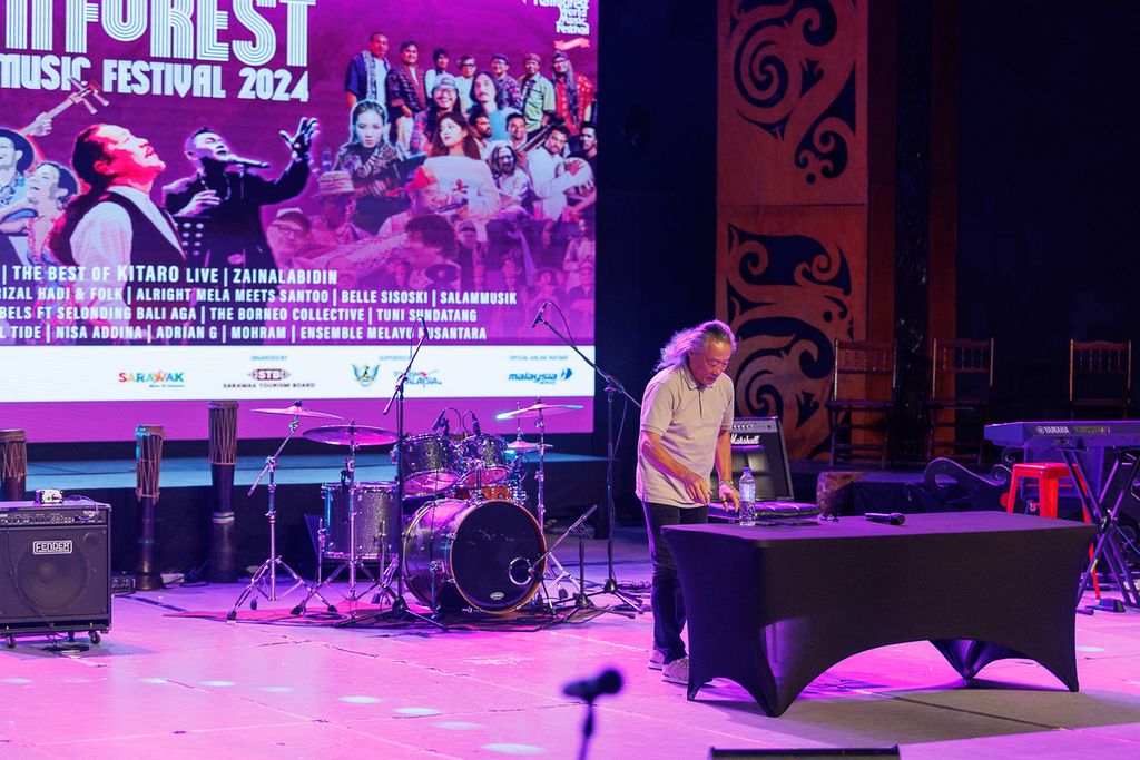 Instrumentalis global, Kitaro, menggelar lokakarya di sela Rainforest World Music Festival di Kuching, Sarawak, Malaysia, Jumat (28/6/2024).