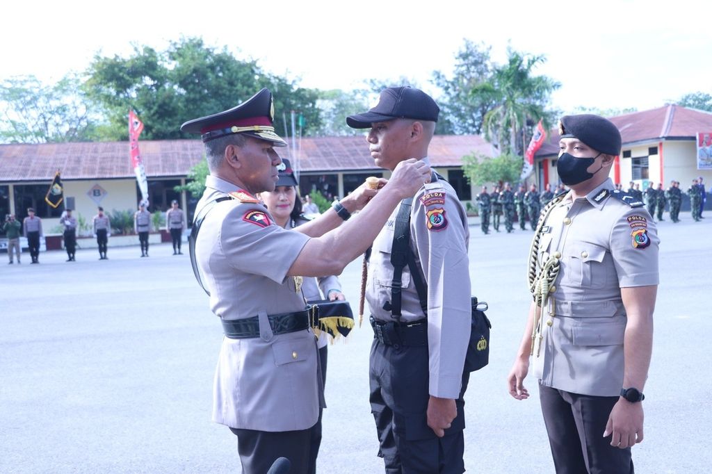  Kapolda NTT Irjen Johni Asadoma menyematkan tanda kepada salah seorang peserta pendidikan sebagai tanda dimulainya pendidikan pembentukan bintara Polri di Kupang, NTT, Rabu (26/7/2023).
