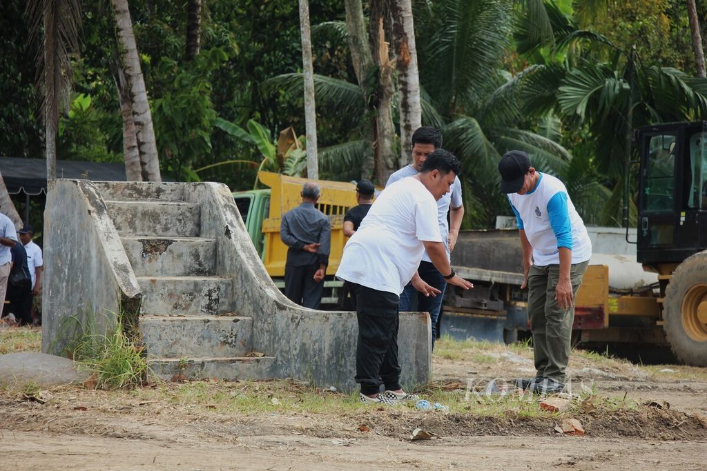 Tangga Rumoh Geudong menjadi saksi bisu terhadap tragedi kemanusiaan pelanggaran HAM berat di Desa Bili, Kecamatan Glumpang Tiga, Kabupaten Pidie, Provinsi Aceh.