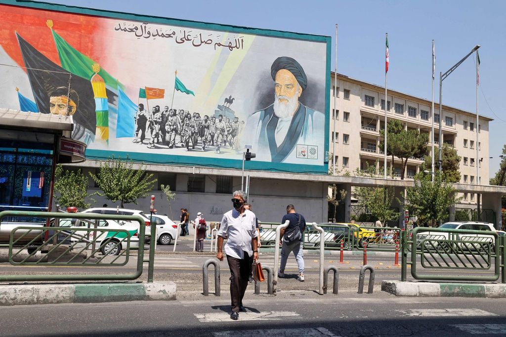 Poster almarhum pemimpin tertinggi Iran, Ayatollah Ruhollah Khomeini, terpampang di pinggir salah satu ruas jalan di Teheran,  13 Agustus 2022. 