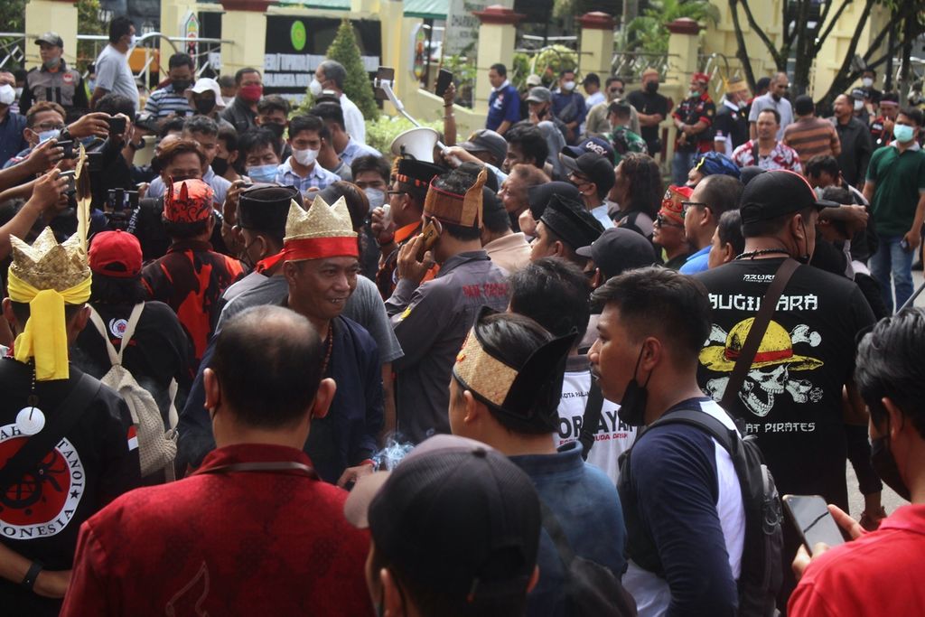 Ketua Umum Forum Pemuda Dayak Bambang Irawan, mengenakan topi adat dan ikat kepala merah, ikut dalam aksi yang menuntut majelis hakim dinonaktifkan setelah membebaskan terdakwa bandar sabu di Kota Palangkaraya, Kalteng, Jumat (25/5/2022).