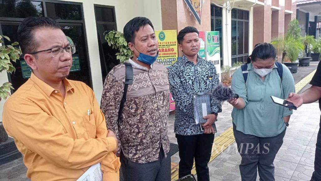 Tim kuasa hukum Willem Hengki dari Koalisi Keadilan untuk Kinipan berikan keterangan kepada media di depan Pengadilan Negeri Palangkaraya, Senin (6/2/2023). Mereka mengajukan permohonan praperadilan kepada penegak hukum.