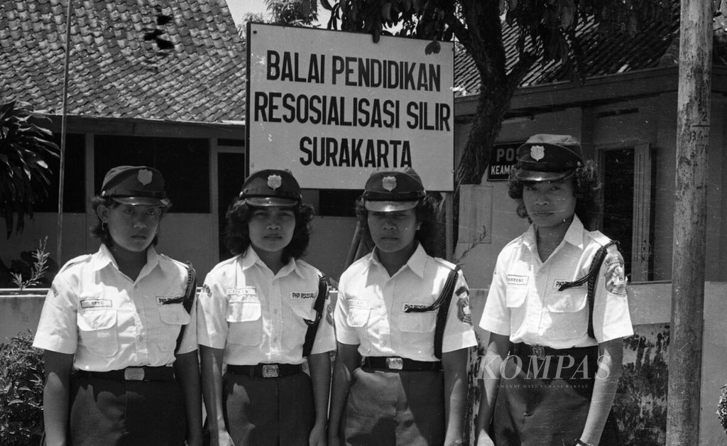 Sejumlah anggota satuan pengamanan (satpam) berpose di depan Balai Pendidikan Resosialisasi Silir di Surakarta, 19 Februari 1985. Kompleks yang berlokasi di Kampung Silir, Kota Surakarta, Jawa Tengah, itu semula adalah kompleks pelacuran. 