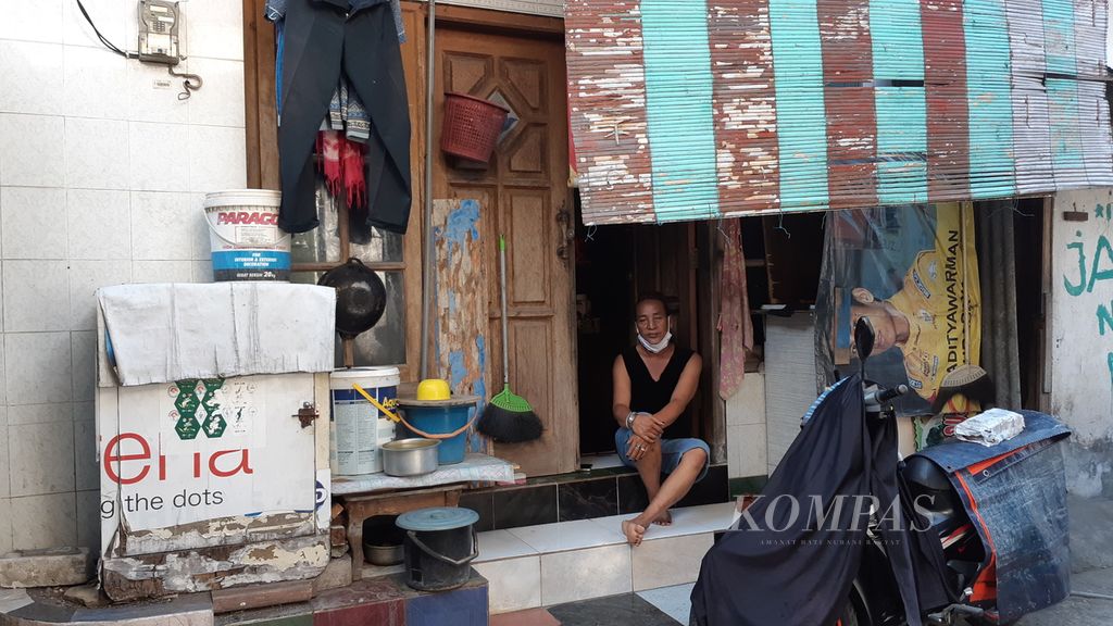 Kasiyanto (53) atau yang dikenal dengan nama panggung Kasiyati, seniman ludruk Surabaya, saat bersantai di depan kamar kosnya di kawasan Wonokromo, Juli 2022. Sebagian transpuan memilih dunia seni untuk mengekspresikan diri. 