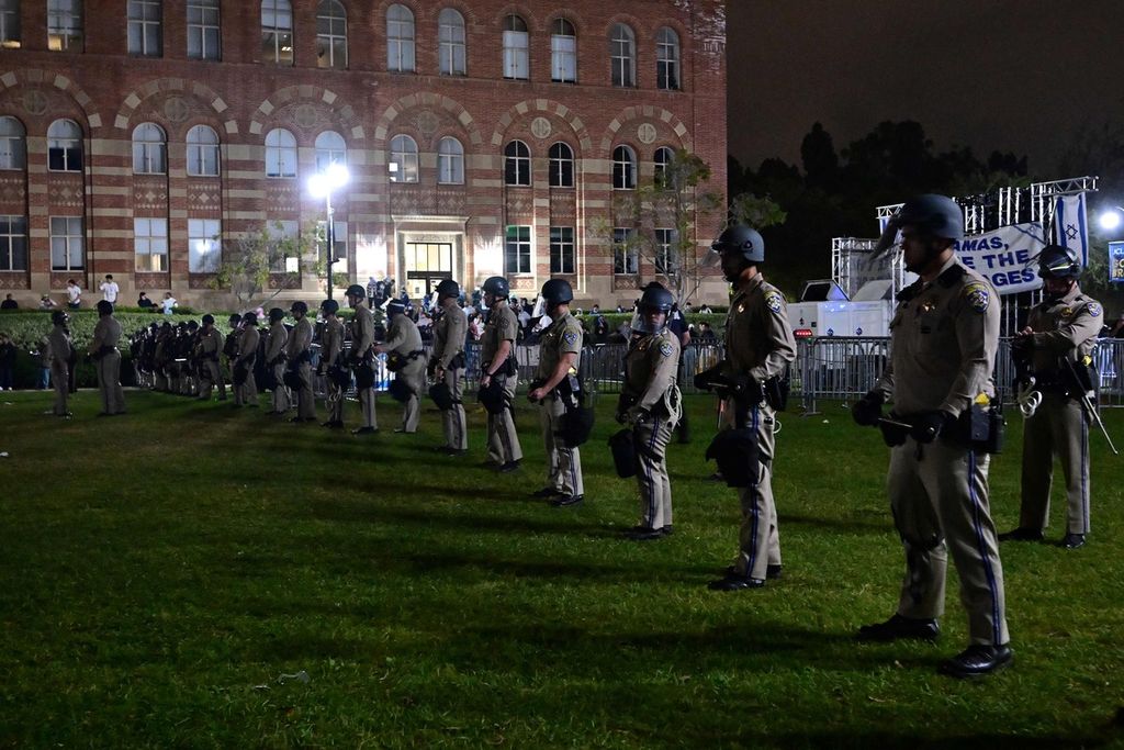 US police officers are on guard after clashes occurred at the campus of the University of California, Los Angeles (UCLA) in Los Angeles on May 1, 2024.
