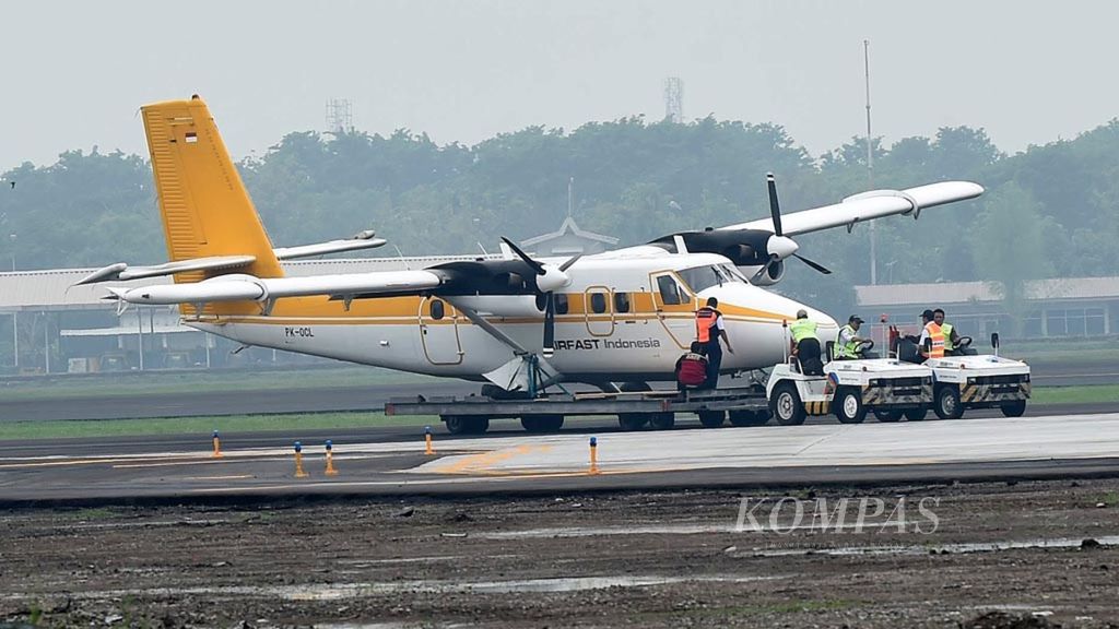 Pesawat Maskapai Air Fast nomor registrasi PK-OCL dievakuasi setelah mengalami patah roda di Bandara Juanda Surabaya di Sidoarjo, Jawa Timur, November 2018.  