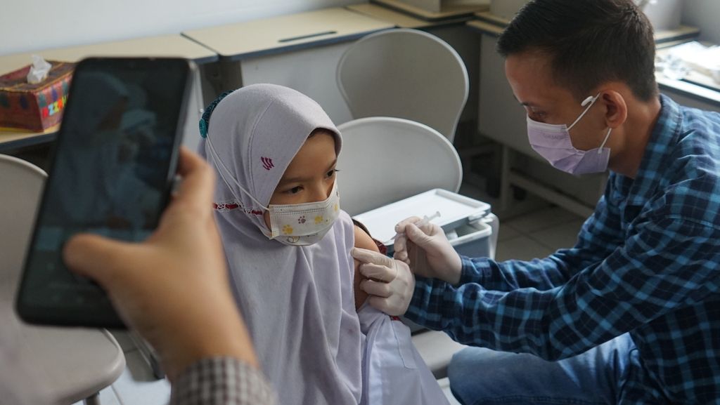 Siswa SD Negeri 2 Palembang sedang menjalani vaksinasi usia 6 tahun-11 tahun, Jumat (14/1/2022). Vaksinasi ini penting untuk mengurangi risiko tertular virus Covid-19 atau menekan angka kematian dan kesakitan akibat terjangkit.