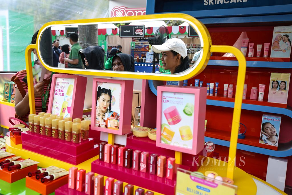 Produk kecantikan merek lokal dalam acara Festival Beli Lokal 2024 di Plaza Timur Gelora Bung Karno, Jakarta, Minggu (25/8/2024). Festival tersebut menghadirkan 125 mitra UMKM lokal terkurasi mulai dari fesyen, kecantikan, olahraga, hingga kuliner populer. 