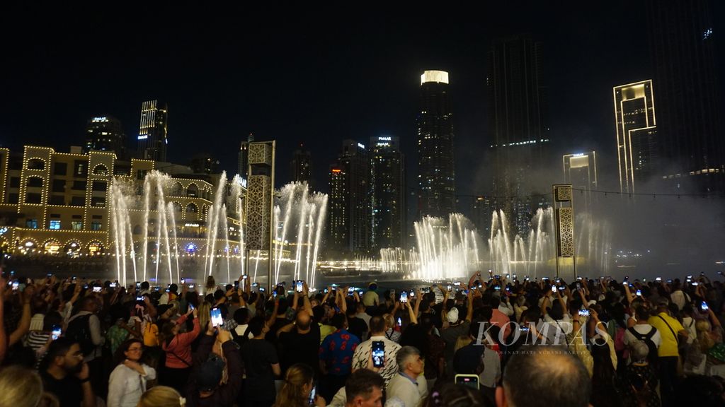Mendekati waktu berbuka puasa, pelataran Dubai Mal, Dubai, Uni Emirat Arab, Kamis (21/3/2024), semakin padat oleh pengunjung. Turis dan warga Dubai menyaksikan atraksi air mancur menari, dan permainan cahaya di sekujur gedung jangkung Burj Khalifa.