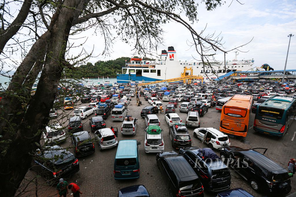 Antrean panjang kendaraan pemudik saat menunggu giliran masuk ke feri penyeberangan di pelabuhan Merak, Cilegon, Banten, pada puncak arus mudik, Jumat (29/4/2022) pagi.