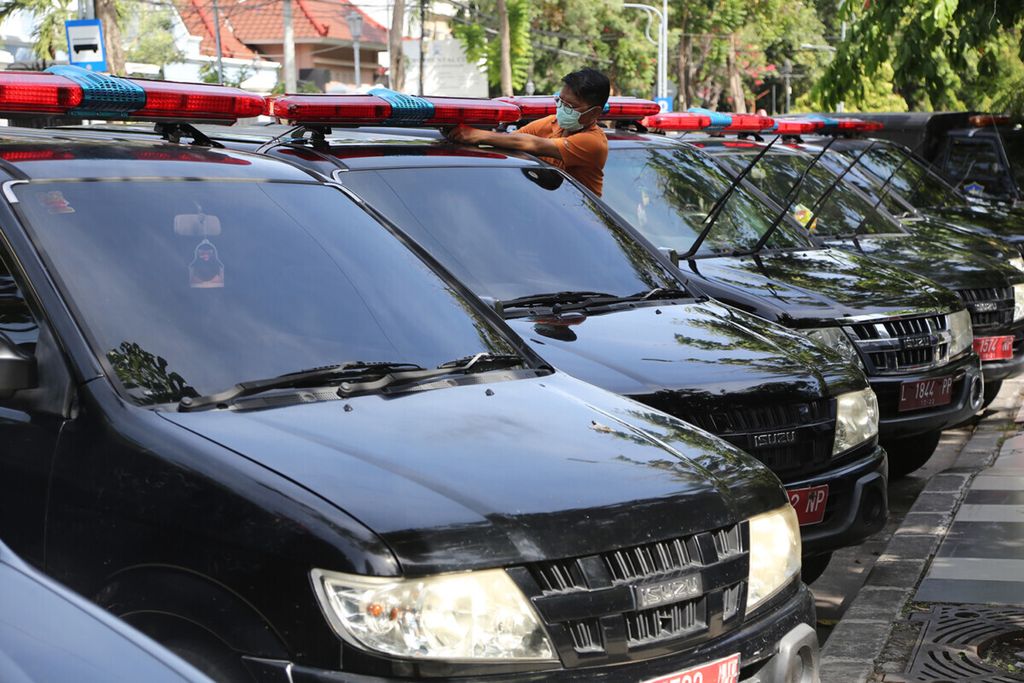 Pemerintah Kota Surabaya memodifikasi 30 kendaraan operasional menjadi ambulans untuk mempercepat pelayanan bagi warga Surabaya yang terpapar Covid-19. Foto pada Rabu (14/7/2021).