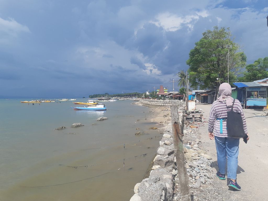 Kondisi tanggul di pesisir pantai Kelurahan Oesapa, Kota Kupang, Nusa Tenggara Timur, Selasa (15/11/2022). Pesisir itu sering dilanda rob.