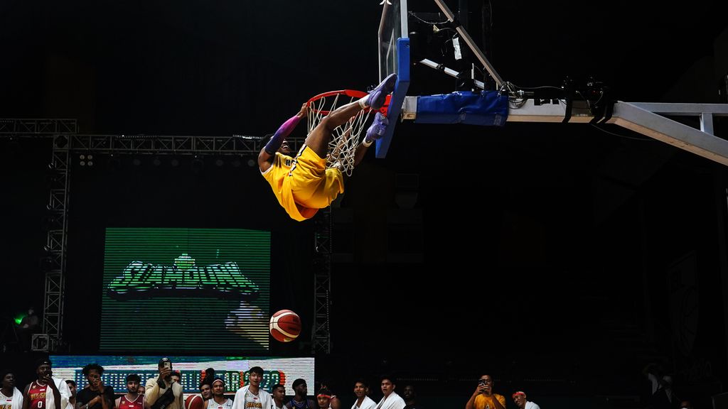 Penampilan pemain Tangerang Hawks, Jarron Crump, yang menjuarai kontes <i>slam dunk</i> di sela-sela laga IBL Tokopedia All-Star 2022 di Hall Basket Gelora Bung Karno, Jakarta, Kamis (31/3/2022). 