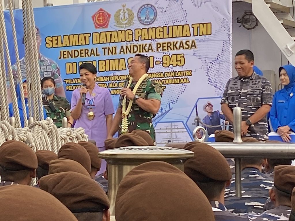 Panglima TNI Jenderal Andika Perkasa dan Hetty Andika Perkasa di KRI Bima Suci 945, Jumat (22/7/2022).