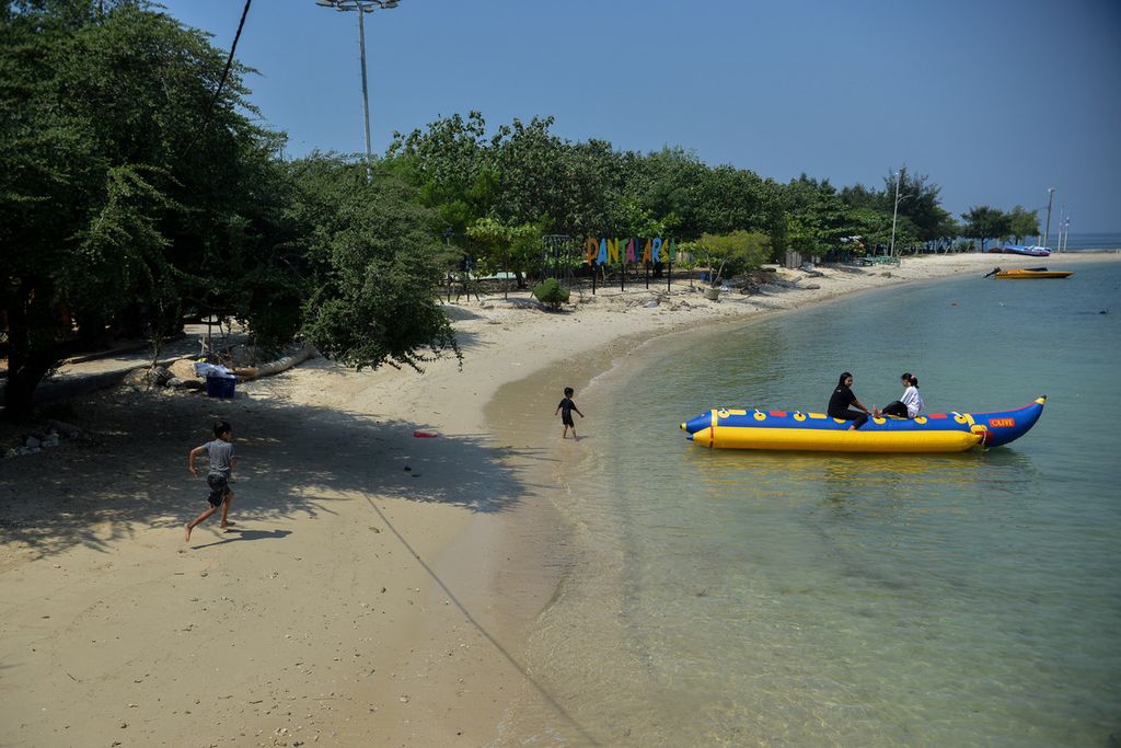 Empat wisatawan anak bermain di pesisir Pantai Arsa di Pulau Untung Jawa, Kepulauan Seribu, Jakarta, Senin (15/5/2023). 